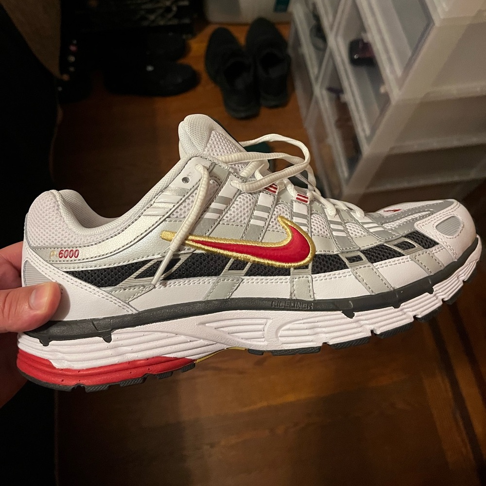 MENS SIZE 10 NIKE “P6000” RUNNING SNEAKER. (USED IN GREAT CONDITION) NO BOX